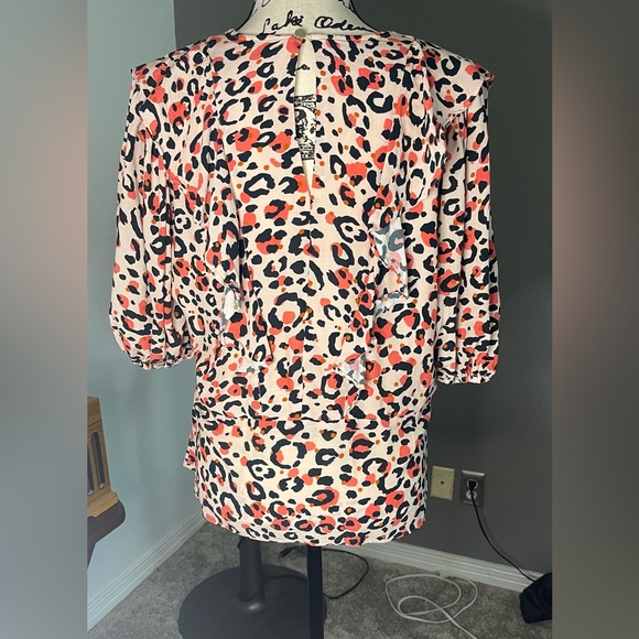 Ted Baker - Beautiful and Feminine Animal Print Blouse with V-neck - Picture 7 of 14